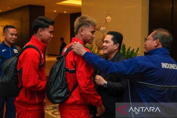 Berikut adalah beberapa alternatif untuk judul "Ketua Umum PSSI Melepas Keberangkatan Timnas Indonesia ke Australia":

1. "Ketua Umum PSSI Mengantar Timnas Indonesia Menuju Australia"
2. "Pelepasan Timnas Indonesia ke Australia oleh Ketua Umum PSSI"
3. "Ketua Umum PSSI: Mendukung Keberangkatan Timnas Indonesia ke Australia"
4. "PSSI Resmi Lepas Timnas Indonesia Menuju Australia"
5. "Ketua Umum PSSI: Semangat Timnas Indonesia dalam Perjalanan ke Australia"

Silakan pilih atau modifikasi salah satu yang sesuai!