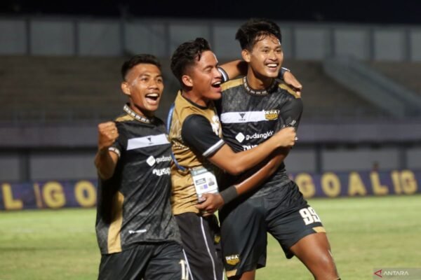 Berikut beberapa alternatif judul untuk "Septian tak risaukan persaingan di lini depan timnas Indonesia":

1. "Septian Santai Hadapi Persaingan di Lini Depan Timnas Indonesia"
2. "Septian: Persaingan di Lini Depan Timnas Indonesia Tak Jadi Masalah"
3. "Septian Optimis Meski Ada Persaingan di Lini Depan Timnas Indonesia"
4. "Septian Yakin Dapat Bersinar di Tengah Persaingan Timnas Indonesia"
5. "Septian Tenang Hadapi Kompetisi di Sektor Depan Timnas Indonesia"

Silakan pilih atau modifikasi sesuai kebutuhan!