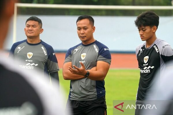Berikut adalah beberapa alternatif judul untuk "Sofie Imam jadi Asisten Pelatih Fisik Timnas Indonesia":

1. "Sofie Imam Resmi Menjadi Asisten Pelatih Fisik Timnas Indonesia"
2. "Sofie Imam: Peran Baru Sebagai Asisten Pelatih Fisik Timnas Indonesia"
3. "Sofie Imam Ditegaskan Sebagai Asisten Pelatih Fisik Timnas Indonesia"
4. "Sofie Imam Ambil Alih Jabatan Asisten Pelatih Fisik Timnas Indonesia"
5. "Langkah Baru Sofie Imam Sebagai Asisten Pelatih Fisik Timnas Indonesia"
6. "Sofie Imam Bergabung Sebagai Asisten Pelatih Fisik di Timnas Indonesia"
7. "Peran Sofie Imam di Timnas Indonesia: Asisten Pelatih Fisik"
8. "Sofie Imam Menghadapi Tantangan Baru Sebagai Asisten Pelatih Fisik Timnas Indonesia" 

Silakan pilih atau kembangkan salah satu dari opsi di atas sesuai kebutuhan!