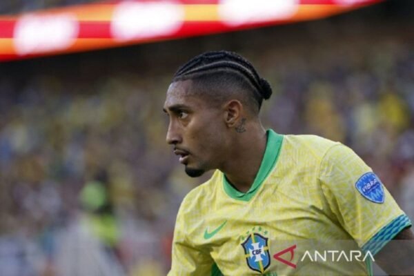Berikut beberapa alternatif judul yang dapat digunakan:

1. "Raphinha Yakin Akan Cetak Gol Melawan Argentina"
2. "Raphinha Sesumbar Siap Torehkan Gol Menghadapi Timnas Argentina"
3. "Raphinha Percaya Diri Tampil Mumpuni dan Cetak Gol Melawan Argentina"
4. "Raphinha: Saya Akan Cetak Gol di Pertandingan Melawan Argentina"
5. "Keyakinan Raphinha: Gol Melawan Timnas Argentina Akan Terwujud"
6. "Raphinha Optimis Menjadi Penentu di Laga Melawan Argentina"

Silakan pilih atau modifikasi sesuai kebutuhan!