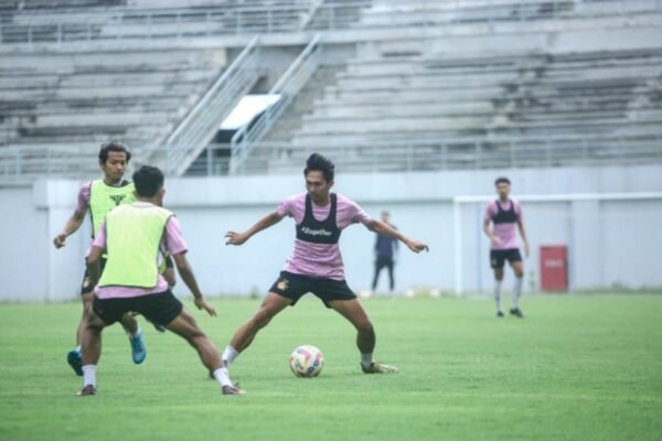 Berikut beberapa alternatif judul yang dapat digunakan:

1. "Persik Targetkan Poin Penuh di Lima Pertandingan Terakhir"
2. "Persik Berusaha Raih Hasil Optimal dalam Lima Pertandingan Penutup"
3. "Persik Bidik Hasil Maksimal di Lima Laga Terakhir"
4. "Persik Menatap Kesuksesan dari Lima Pertandingan Akhir"
5. "Persik Berjuang untuk Hasil Terbaik dalam Lima Pertandingan Terakhir"

Silakan pilih yang paling sesuai!