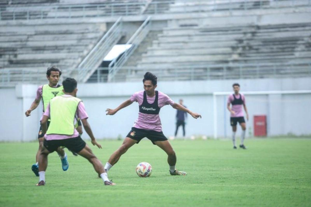 Berikut beberapa alternatif judul yang dapat digunakan:

1. "Persik Targetkan Poin Penuh di Lima Pertandingan Terakhir"
2. "Persik Berusaha Raih Hasil Optimal dalam Lima Pertandingan Penutup"
3. "Persik Bidik Hasil Maksimal di Lima Laga Terakhir"
4. "Persik Menatap Kesuksesan dari Lima Pertandingan Akhir"
5. "Persik Berjuang untuk Hasil Terbaik dalam Lima Pertandingan Terakhir"

Silakan pilih yang paling sesuai!