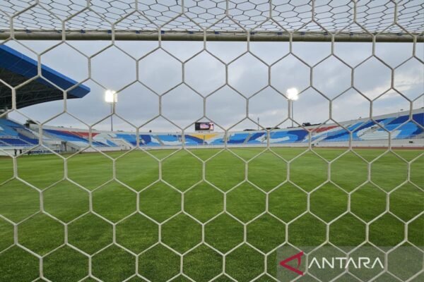 Here are some alternate title suggestions for "Panpel Arema FC Legawa Terima Sanksi Imbas Pelemparan Bus Persik":

1. "Panpel Arema FC Menerima Sanksi Akibat Pelemparan Bus Persik"
2. "Sanksi Diterima Panpel Arema FC Setelah Insiden Pelemparan Bus Persik"
3. "Arema FC Akui Sanksi Terhadap Panpel Karena Pelemparan Bus Persik"
4. "Kejadian Pelemparan Bus Persik: Arema FC Terima Sanksi"
5. "Arema FC Legawa Hadapi Sanksi Usai Pelemparan Bus Persik"
6. "Insiden Pelemparan Bus Persik Berujung pada Sanksi untuk Panpel Arema FC"

Feel free to mix and match elements or ask for more variations!