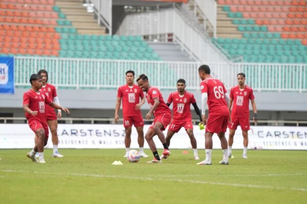 Sure! Here are some alternative titles for "Tahar: Pertahanan Malut United siap adang Dewa United":

1. "Tahar: Malut United's Defense Poised to Challenge Dewa United"
2. "Tahar: Malut United's Strong Defense Ready for Dewa United Clash"
3. "Tahar: Malut United's Backline Set to Face Dewa United"
4. "Tahar: Malut United Prepared to Thwart Dewa United's Attack"
5. "Tahar: Malut United's Defensive Line Ready to Confront Dewa United"
6. "Tahar: Malut United's Defense Primed for Dewa United Encounter"
7. "Tahar: Malut United's Defense Equipped to Take on Dewa United"

Feel free to choose any of these or let me know if you'd like more options!