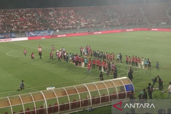 Berikut beberapa alternatif judul untuk artikel tentang perpisahan Bali United dengan Stefano Cugurra:

1. "Bali United Gelar Acara Perpisahan yang Haru untuk Stefano Cugurra"
2. "Stefano Cugurra Resmi Berpisah dengan Bali United: Kenangan Tak Terlupakan"
3. "Perpisahan Emosional: Bali United dan Stefano Cugurra Mengucapkan Selamat Tinggal"
4. "Bali United Adakan Perpisahan Spesial untuk Pelatih Stefano Cugurra"
5. "Momen Perpisahan Bali United Bersama Stefano Cugurra: Mengingat Capaian Bersama"
6. "Stefano Cugurra Melangkah Maju, Bali United Rayakan Perpisahan yang Berkesan"
7. "Bali United dan Stefano Cugurra: Perpisahan Penuh Kenangan di Akhir Musim"

Silakan pilih atau sesuaikan sesuai dengan kebutuhan!