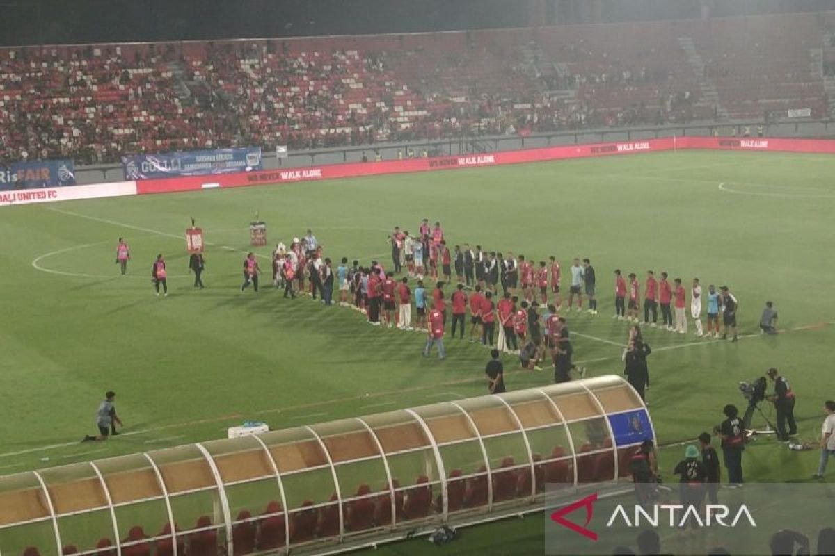 Berikut beberapa alternatif judul untuk artikel tentang perpisahan Bali United dengan Stefano Cugurra:

1. "Bali United Gelar Acara Perpisahan yang Haru untuk Stefano Cugurra"
2. "Stefano Cugurra Resmi Berpisah dengan Bali United: Kenangan Tak Terlupakan"
3. "Perpisahan Emosional: Bali United dan Stefano Cugurra Mengucapkan Selamat Tinggal"
4. "Bali United Adakan Perpisahan Spesial untuk Pelatih Stefano Cugurra"
5. "Momen Perpisahan Bali United Bersama Stefano Cugurra: Mengingat Capaian Bersama"
6. "Stefano Cugurra Melangkah Maju, Bali United Rayakan Perpisahan yang Berkesan"
7. "Bali United dan Stefano Cugurra: Perpisahan Penuh Kenangan di Akhir Musim"

Silakan pilih atau sesuaikan sesuai dengan kebutuhan!