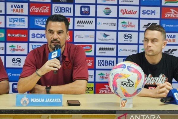 Tentu! Berikut adalah beberapa alternatif judul untuk "Doni Tri dapat dimainkan saat Persija Jakarta jamu Semen Padang":

1. "Doni Tri Siap Tampil Saat Persija Jakarta Sambut Semen Padang"
2. "Kehadiran Doni Tri Saat Persija Jakarta Hadapi Semen Padang"
3. "Doni Tri Akan Beraksi Saat Pertandingan Persija Jakarta vs Semen Padang"
4. "Persija Jakarta Dapat Memanfaatkan Doni Tri Melawan Semen Padang"
5. "Doni Tri Turun ke Lapangan Saat Persija Jakarta Jamu Semen Padang"
6. "Doni Tri: Kunci Keberhasilan Persija Jakarta Saat Berhadapan dengan Semen Padang" 

Semoga salah satu dari judul alternatif ini sesuai dengan yang Anda cari!