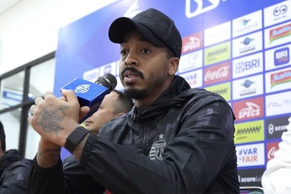 Berikut adalah beberapa alternatif judul untuk "Eduardo Janji Persija Berikan yang Terbaik di Kandang PSS":

1. "Eduardo: Persija Siap Tampil Maksimal di Markas PSS"
2. "Janji Eduardo: Persija Bertekad Memberikan yang Terbaik di Kandang PSS"
3. "Eduardo Berkomitmen: Persija Akan Berusaha Sebaik Mungkin di PSS"
4. "Persija di Kandang PSS: Eduardo Janjikan Performa Terbaik"
5. "Eduardo: Misi Persija Tampilkan yang Terbaik di PSS"

Silakan pilih atau sesuaikan sesuai kebutuhan!