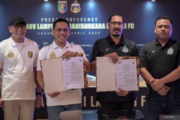 Berikut adalah beberapa alternatif untuk judul tersebut:

1. "Tujuh Klub Mengganti Nama dan Domisili, Termasuk Bhayangkara dan Persikas"
2. "Perubahan Nama dan Domisili Tujuh Klub, Termasuk Bhayangkara dan Persikas"
3. "Bhayangkara dan Persikas: Tujuh Klub Bertransformasi dengan Nama dan Lokasi Baru"
4. "Transformasi Tujuh Klub: Dari Bhayangkara hingga Persikas dengan Nama dan Domisili Baru"
5. "Bhayangkara dan Persikas: Tujuh Klub Lakukan Perubahan Nama dan Domisili"

Silakan pilih atau modifikasi sesuai kebutuhan!