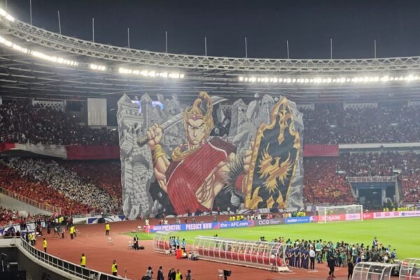 Here are some alternative titles you could consider:

1. "Koreografi Menarik: Tifo Pendekar Wayang dalam Pertarungan Indonesia vs China"
2. "Tifo Wayang Pendekar: Warna-Warni Laga Indonesia Melawan China"
3. "Pertunjukan Tifo: Seni Wayang dalam Duel Indonesia vs China"
4. "Wayang dan Pertarungan: Koreografi Tifo dalam Indonesia vs China"
5. "Kreativitas Tifo: Pendekar Wayang Menghias Laga Indonesia vs China"
6. "Laga Seru: Tifo Pendekar Wayang Memeriahkan Pertandingan Indonesia vs China"
7. "Seni Koreografi: Tifo Warna-Warni Memperkuat Laga Indonesia vs China"

Feel free to mix and match elements from these suggestions to create a title that resonates with your vision!