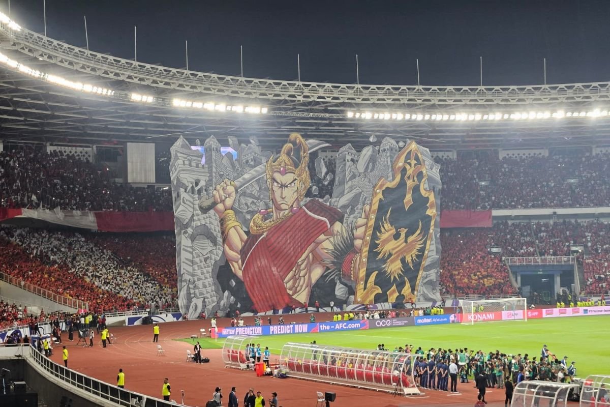 Here are some alternative titles you could consider:

1. "Koreografi Menarik: Tifo Pendekar Wayang dalam Pertarungan Indonesia vs China"
2. "Tifo Wayang Pendekar: Warna-Warni Laga Indonesia Melawan China"
3. "Pertunjukan Tifo: Seni Wayang dalam Duel Indonesia vs China"
4. "Wayang dan Pertarungan: Koreografi Tifo dalam Indonesia vs China"
5. "Kreativitas Tifo: Pendekar Wayang Menghias Laga Indonesia vs China"
6. "Laga Seru: Tifo Pendekar Wayang Memeriahkan Pertandingan Indonesia vs China"
7. "Seni Koreografi: Tifo Warna-Warni Memperkuat Laga Indonesia vs China"

Feel free to mix and match elements from these suggestions to create a title that resonates with your vision!