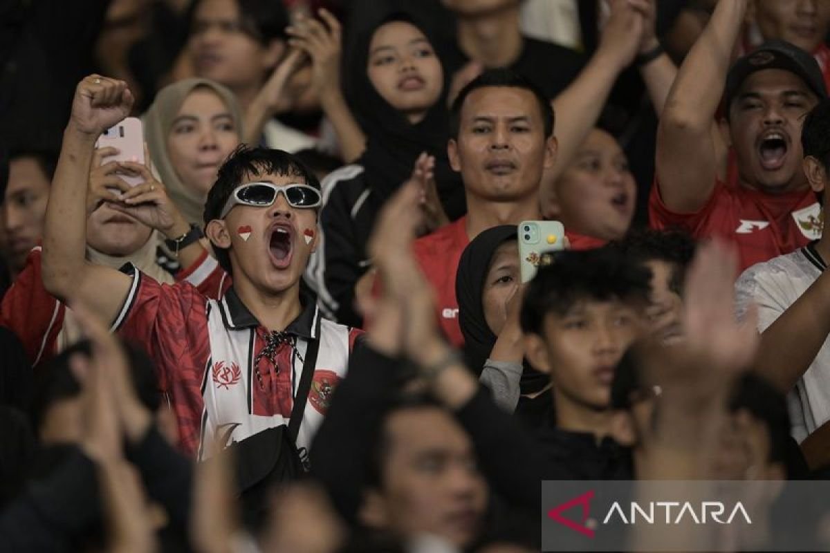 Berikut beberapa alternatif judul untuk "God Bless dan Judika Bakar Semangat Penggemar Indonesia":

1. "God Bless dan Judika: Memompa Semangat Cinta Tanah Air"
2. "Dua Legenda: God Bless dan Judika Menggugah Jiwa Penggemar Indonesia"
3. "Energi Luar Biasa: God Bless dan Judika Menggetarkan Hati Penggemar"
4. "Semangat Indonesia: God Bless dan Judika Menciptakan Karya yang Menginspirasi"
5. "Dari Panggung untuk Indonesia: God Bless dan Judika Membakar Semangat"
6. "Harmoni dan Energi: God Bless Bersama Judika Menghidupkan Semangat Penggemar"
7. "Kekuatan Musik: God Bless dan Judika Bangkitkan Semangat Nasionalisme"

Semoga salah satu judul ini sesuai dengan yang Anda cari!
