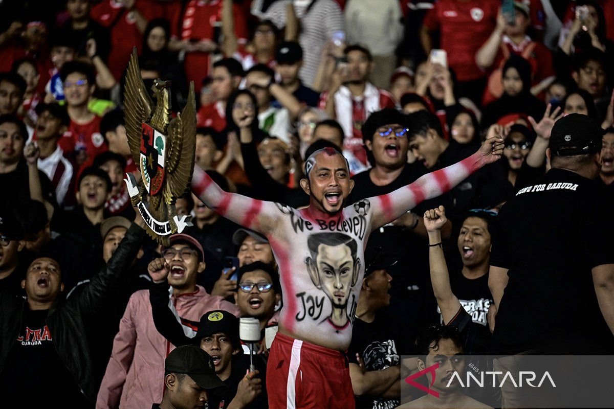 Berikut beberapa alternatif judul untuk "Timnas Indonesia di Grup B bersama Arab Saudi dan Irak":

1. "Timnas Indonesia Berjuang di Grup B Bersama Arab Saudi dan Irak"
2. "Tantangan Timnas Indonesia: Bersama Arab Saudi dan Irak di Grup B"
3. "Grup B Penuh Tantangan: Timnas Indonesia Hadapi Arab Saudi dan Irak"
4. "Timnas Indonesia Melawan Dua Raksasa: Arab Saudi dan Irak di Grup B"
5. "Kisah Timnas Indonesia di Grup B: Bersama Arab Saudi dan Irak"
6. "Perjalanan Timnas Indonesia di Grup B: Lawan Arab Saudi dan Irak"
7. "Timnas Indonesia di Grup B: Duel Seru Melawan Arab Saudi dan Irak"

Silakan pilih atau modifikasi sesuai kebutuhan!