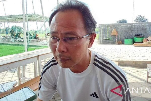 Berikut beberapa alternatif judul untuk "Persik Bangun Konsistensi Pemain Saat Pertandingan":

1. "Persik Kembangkan Stabilitas Tim Selama Pertandingan"
2. "Persik Tingkatkan Konsistensi Penampilan Pemain di Lapangan"
3. "Fokus Persik: Membangun Konsistensi Pemain dalam Setiap Pertandingan"
4. "Persik Berupaya Mempertahankan Kinerja Konsisten di Setiap Laga"
5. "Meningkatkan Konsistensi Pemain: Fokus Utama Persik Saat Bertanding"
6. "Persik Berkomitmen untuk Mencapai Konsistensi Pemain di Arena Pertandingan"
7. "Mengasah Konsistensi: Strategi Persik di Setiap Pertandingan"
8. "Persik Fokus Perkuat Konsistensi Tim di Setiap Pertandingan"

Semoga alternatif judul ini bermanfaat!