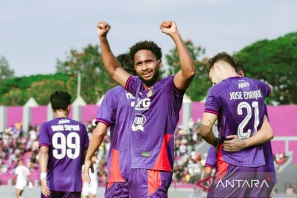 You can alternate the title "Williams Lugo jadi 'Player of the Match'" to something like "Williams Lugo Dinobatkan sebagai 'Pemain Terbaik Pertandingan'" or "Williams Lugo Menjadi 'Pemain Pertandingan'." Feel free to let me know if you need more variations!