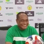 Berikut beberapa alternatif judul untuk "PSMS Benahi Lini Pertahanan Agar Lebih Solid":

1. "PSMS Perkuat Pertahanan untuk Kinerja Optimal"
2. "Langkah PSMS Memperkokoh Lini Pertahanan"
3. "PSMS Fokus pada Perbaikan Pertahanan yang Kuat"
4. "Memperbaiki Lini Pertahanan: Upaya PSMS Menuju Kemenangan"
5. "PSMS Tingkatkan Soliditas Lini Pertahanan untuk Musim yang Lebih Baik"
6. "Strategi PSMS dalam Memperkuat Pertahanan Tim"
7. "PSMS Berkomitmen Membangun Lini Pertahanan yang Solid"
8. "Optimalisasi Pertahanan: Taktik Baru PSMS untuk Keberhasilan"
9. "PSMS Kembangkan Strategi Pertahanan demi Hasil Positif"
10. "Meningkatkan Ketahanan: PSMS Benahi Aspek Pertahanan"

Silakan dipilih salah satu atau dikombinasikan sesuai dengan kebutuhan!