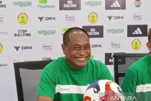 Berikut beberapa alternatif judul untuk "PSMS Benahi Lini Pertahanan Agar Lebih Solid":

1. "PSMS Perkuat Pertahanan untuk Kinerja Optimal"
2. "Langkah PSMS Memperkokoh Lini Pertahanan"
3. "PSMS Fokus pada Perbaikan Pertahanan yang Kuat"
4. "Memperbaiki Lini Pertahanan: Upaya PSMS Menuju Kemenangan"
5. "PSMS Tingkatkan Soliditas Lini Pertahanan untuk Musim yang Lebih Baik"
6. "Strategi PSMS dalam Memperkuat Pertahanan Tim"
7. "PSMS Berkomitmen Membangun Lini Pertahanan yang Solid"
8. "Optimalisasi Pertahanan: Taktik Baru PSMS untuk Keberhasilan"
9. "PSMS Kembangkan Strategi Pertahanan demi Hasil Positif"
10. "Meningkatkan Ketahanan: PSMS Benahi Aspek Pertahanan"

Silakan dipilih salah satu atau dikombinasikan sesuai dengan kebutuhan!